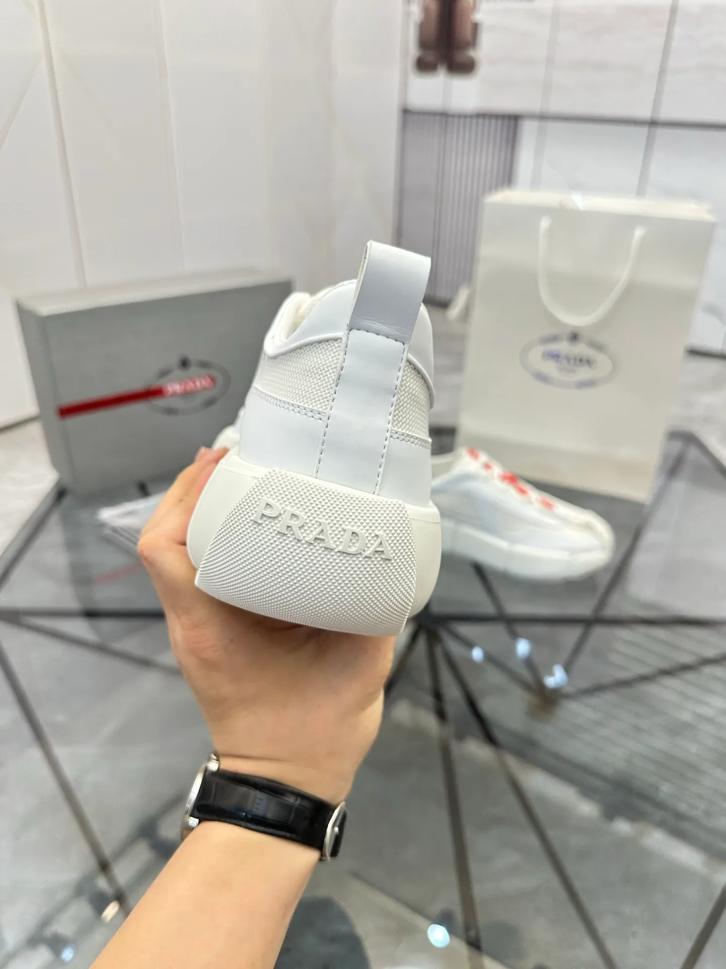 Men's shoes: 💰P540¥ High-end top quality Product trademark: Prada *"Prada*" low-top casual shoes Regular size: 38-45 (can be customized to 46) Product materials: imported first-layer cowhide leather splicing breathable mesh upper, breathable lining, cowhide foot pads, original ultra-light foam outsole. No.: 001